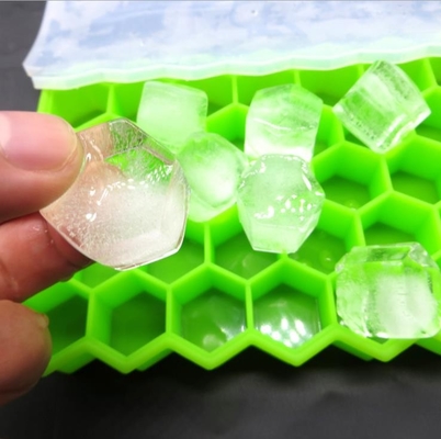 六角形の蜜蜂の巣のシリコーンの小型アイス・キューブの皿の黄色の緑色