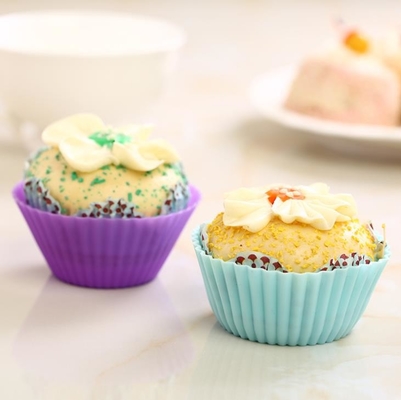 カップケーキ型のFDAの標準的なシリコーンのカップケーキは12pcs/sets注文のpantone色を形成する