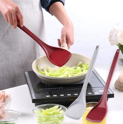 木製の穀物は焦げ付き防止鍋のための用具を調理している食品等級のシリコーン ターナーのスタイルを作ります