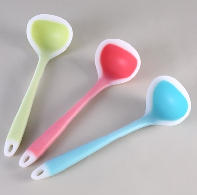 半透明な色の普通サイズの食品等級のスープ用のスプーンの台所用具