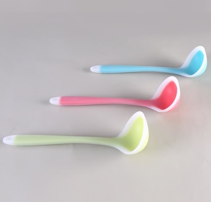 半透明な色の普通サイズの食品等級のスープ用のスプーンの台所用具