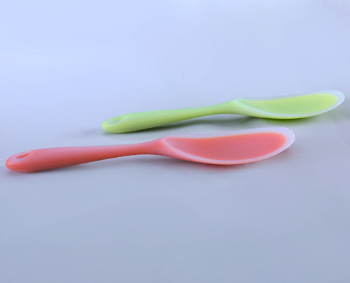 食品等級のシリコーンの米は半透明な色の台所用具をスプーンでつぎます