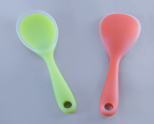 食品等級のシリコーンの米は半透明な色の台所用具をスプーンでつぎます