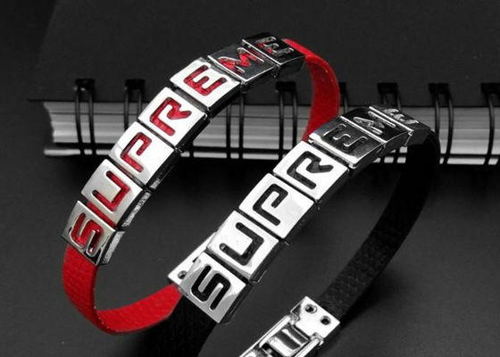 DIYはPuの革ブレスレットのバンドのA-Zのスライドの手紙の魅力を個人化しました